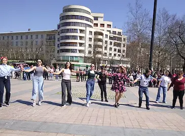 Десетки русенци отбелязаха Цветница с голямо хоро в центъра Десетки русенци отбелязаха Цветница с голямо хоро в центъра