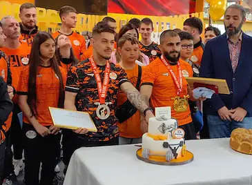 Русе посрещна с шампанско 6-кратния европейски шампион Ангел Русев Русе посрещна с шампанско 6-кратния европейски шампион Ангел Русев