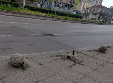 Разрушени ограничители на централна спирка застрашават живота на русенци Разрушени ограничители на централна спирка застрашават живота на русенци