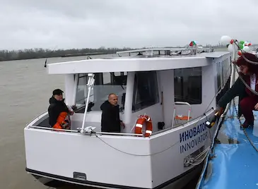 Русенският университет пусна по Дунав соларен катамаран с дронове Русенският университет пусна по Дунав соларен катамаран с дронове