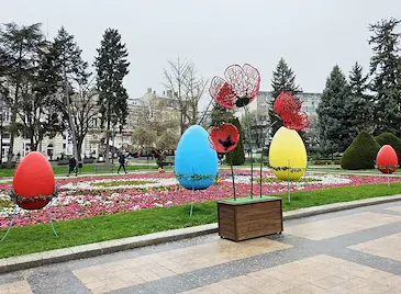 Завършиха великденската украса в центъра на Русе Завършиха великденската украса в центъра на Русе