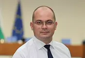 Златан Златанов: Вместо олигархията Радев демонтира демокрацията Златан Златанов: Вместо олигархията Радев демонтира демокрацията