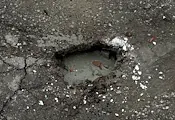 Шофьори опитват сами да запълват дупки по улица "Лакатник" Шофьори опитват сами да запълват дупки по улица "Лакатник"