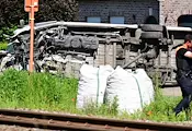 Влак блъсна училищен автобус в Белгия Влак блъсна училищен автобус в Белгия