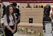 Ученици показват охлаждащи соларни пейки на експо в Русе Ученици показват охлаждащи соларни пейки на експо в Русе