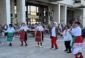 "Шарено хоро" се изви пред Община Русе "Шарено хоро" се изви пред Община Русе