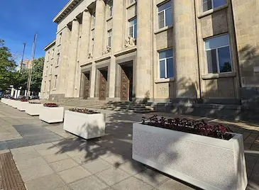 Оградиха Съдебната палата в Русе с цветни кашпи Оградиха Съдебната палата в Русе с цветни кашпи