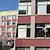 Чистачка виси от прозорец на училище в Русе Чистачка виси от прозорец на училище в Русе