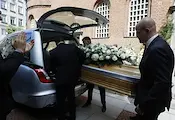 Изпратиха Любен Дилов - син с аплодисменти в последния му път Изпратиха Любен Дилов - син с аплодисменти в последния му път