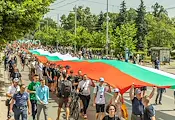 Сдружение "Месец на семейството" благодари на Русе за знамето за шествието в София Сдружение "Месец на семейството" благодари на Русе за знамето за шествието в София