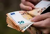 Работещите българи в Гърция вече имат право на бонус за отпуск Работещите българи в Гърция вече имат право на бонус за отпуск