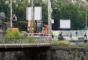 Трима души бутнаха мъж от Лъвов мост Трима души бутнаха мъж от Лъвов мост