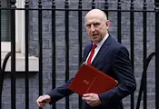 Британският министър на отбраната подаде оставка Британският министър на отбраната подаде оставка