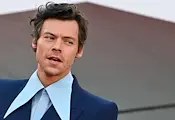Хари Стайлс падна на сцената след задавяне с вода Хари Стайлс падна на сцената след задавяне с вода