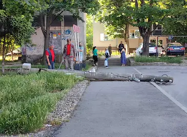 Пияна шофьорка е отсякла бетонния стълб в Русе Пияна шофьорка е отсякла бетонния стълб в Русе