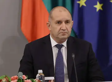 Румен Радев: Минималната заплата няма да се замразява Румен Радев: Минималната заплата няма да се замразява