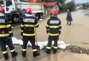 Над 10 000 спасители се борят с наводненията в Румъния Над 10 000 спасители се борят с наводненията в Румъния