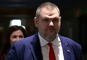 Списъкът на МВР: Кои са пътували заедно с Делян Пеевски Списъкът на МВР: Кои са пътували заедно с Делян Пеевски