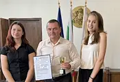 Пенчо Милков отличи две ученички след стаж в Общината Пенчо Милков отличи две ученички след стаж в Общината