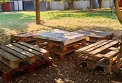 Палети заменят откраднати пейки в русенски квартал Палети заменят откраднати пейки в русенски квартал