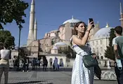 Задържаха туристи за четене на Библията в "Света София" в Истанбул Задържаха туристи за четене на Библията в "Света София" в Истанбул