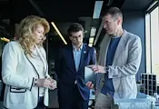 Илияна Йотова проследи изстрелването на десет български сателита Илияна Йотова проследи изстрелването на десет български сателита