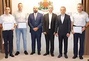 Четирима русенски полицаи получиха почетни грамоти Четирима русенски полицаи получиха почетни грамоти