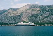 Пътнически ферибот и товарен кораб се сблъскаха край Крит Пътнически ферибот и товарен кораб се сблъскаха край Крит