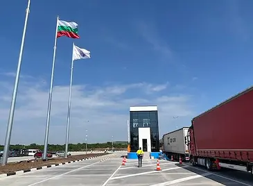 Румънски тираджия опита да прегази граничари на буферния паркинг в Русе Румънски тираджия опита да прегази граничари на буферния паркинг в Русе