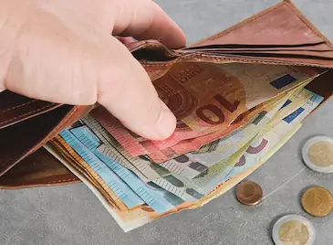 Бюджетната комисия замрази минималната заплата на 620 евро Бюджетната комисия замрази минималната заплата на 620 евро