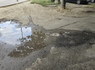 Вода извира повече от година в квартал „Родина“ Вода извира повече от година в квартал „Родина“