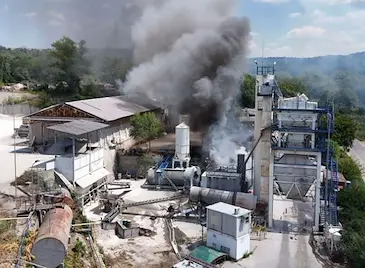 Загасиха пожара в асфалтовата база край Русе Загасиха пожара в асфалтовата база край Русе