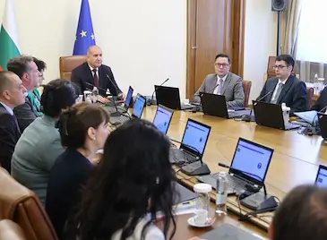 Румен Радев: Пътищата ни са бойно поле заради кражби от асфалт Румен Радев: Пътищата ни са бойно поле заради кражби от асфалт