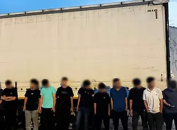 Заловиха 15 мигранти в камион край Дунав мост Заловиха 15 мигранти в камион край Дунав мост