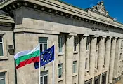Окръжен съд - Русе отговори на критиките за новите пилони със знамена Окръжен съд - Русе отговори на критиките за новите пилони със знамена