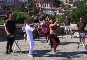 Кючек пред паметника на Асеневци възмути Велико Търново Кючек пред паметника на Асеневци възмути Велико Търново