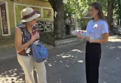 Младежи раздаваха вода в нажежения Русе Младежи раздаваха вода в нажежения Русе