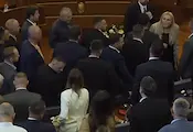 Депутат замери с яйца премиерът на Косово Депутат замери с яйца премиерът на Косово