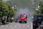 Пожарни камиони се превърнаха в „душове“ в Албания Пожарни камиони се превърнаха в „душове“ в Албания