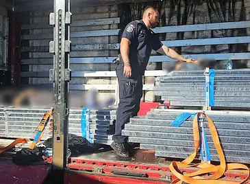 Откриха двама мигранти от Мароко в камион на Дунав мост Откриха двама мигранти от Мароко в камион на Дунав мост