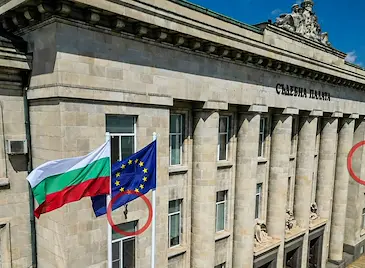 Петър Иванов: Русе вече е накичен с казармени пилони на Централния площад Петър Иванов: Русе вече е накичен с казармени пилони на Централния площад