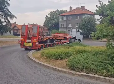 Автовоз блокира детелината на булевард "България" Автовоз блокира детелината на булевард "България"