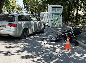 Моторист на задна гума връхлетя кола на улица „Алеи Възраждане“ Моторист на задна гума връхлетя кола на улица „Алеи Възраждане“