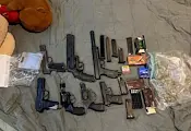 Иззеха наркотици и боен арсенал при спецакция в София Иззеха наркотици и боен арсенал при спецакция в София