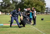 Полицаи показаха бойни техники на ученици в Сливо поле Полицаи показаха бойни техники на ученици в Сливо поле