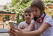 ЕК ограничава социалните мрежи за деца под 15 години ЕК ограничава социалните мрежи за деца под 15 години