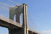 Застреляха мъж с нож, покатерен по въжетата на Бруклинския мост Застреляха мъж с нож, покатерен по въжетата на Бруклинския мост