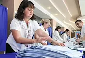 "Единна Русия" води убедително на парламентарните избори "Единна Русия" води убедително на парламентарните избори