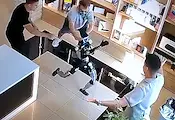Хуманоиден робот нападна служители в руски магазин Хуманоиден робот нападна служители в руски магазин