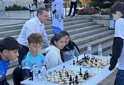 Пенчо Милков награди всички участници в шахматните партии Пенчо Милков награди всички участници в шахматните партии